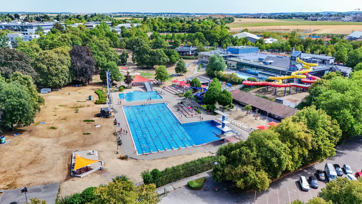 Schmuckbild Freibad Schenkensee, Schenkenseebad. Gelände im Sommer 2026 unter massiver Trockenheit