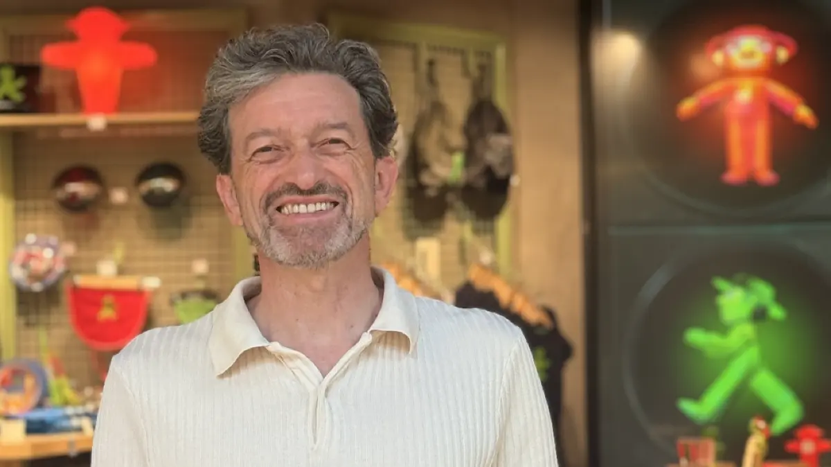 Markus Heckhausen in einem der Ampelmann-Shops in Berlin. Was vor 30 Jahren mit ein paar alten Ampelgläsern begann, ist inzwischen zu einem Kult-Symbol geworden.