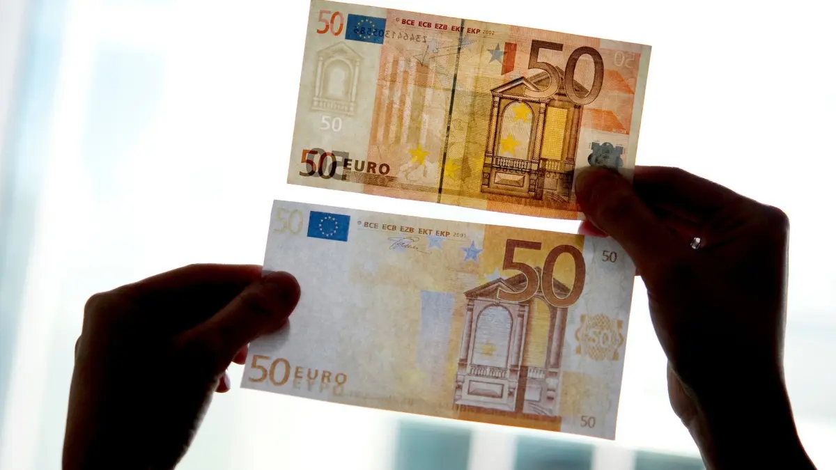 Falschgeld: ARCHIV - Falsche Größe, fehlende Sicherheitsmerkmale, schlechte Farbgebung: Ein gefälschter Euro-Schein (unten) ist nicht immer so leicht vom Original zu unterscheiden. Foto: Franziska Gabbert/dpa-Zentralbild/dpa - Honorarfrei nur für Bezieher des Dienstes dpa-Magazin +++ dpa-Magazin +++