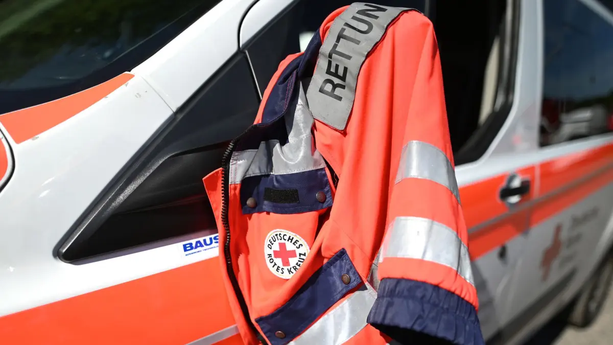 Rettungsdienst: ARCHIV - 01.06.2019, Baden-Württemberg, Freiburg: Eine Jacke eines Rettungssanitäters des Deutschen Roten Kreuzes hängt am Fenster eines Krankenwagens. (zu dpa: «19-Jährige bei Unfall auf Bundesstraße tödlich verletzt») Foto: Patrick Seeger/dpa +++ dpa-Bildfunk +++
