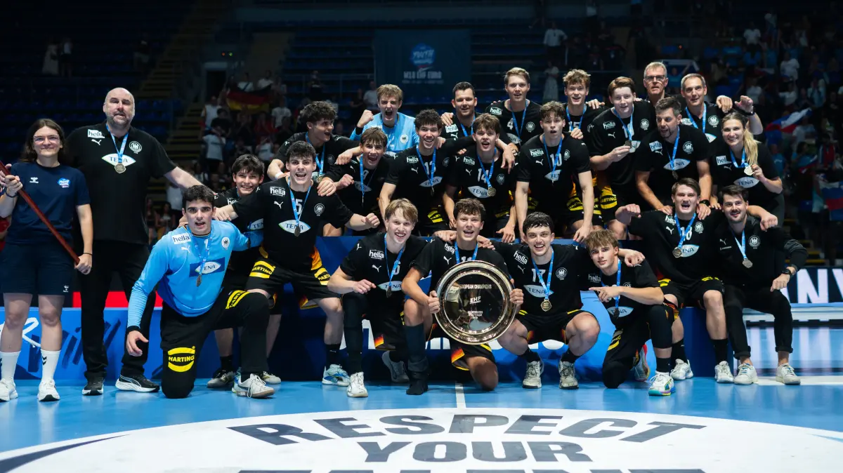 Haben sich Europas Krone aufgesetzt: Die deutschen U18-Handballer mit dem Söflinger Claudius Beuthner (Nummer 6).