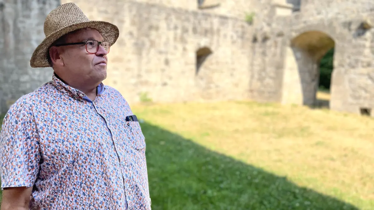 Jürgen Hartmann weiß viel über die Ruine Albeck in Sulz am neckar zu erzählen.