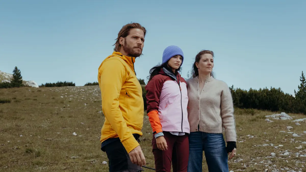 Gemeinsam mit Markus Kofler (Sebastian Ströbel, l.) muss Maren Prädel (Svenja Wasser, r.) ihrer Tochter Leni (Lola Linnéa Padotzke, M.) eine schreckliche Nachricht überbringen.