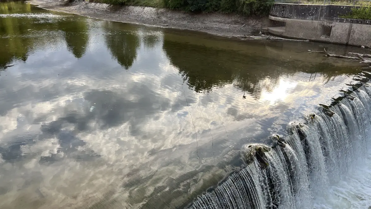 Das Wasserkraftwerk am oberen Wehr in Sulz ist derzeit abgeschaltet. Es gibt eine Sedimentsabtragung – sprich ein Loch. Nun wird geprüft, ob es sich dabei um eine Unterspülung handelt.