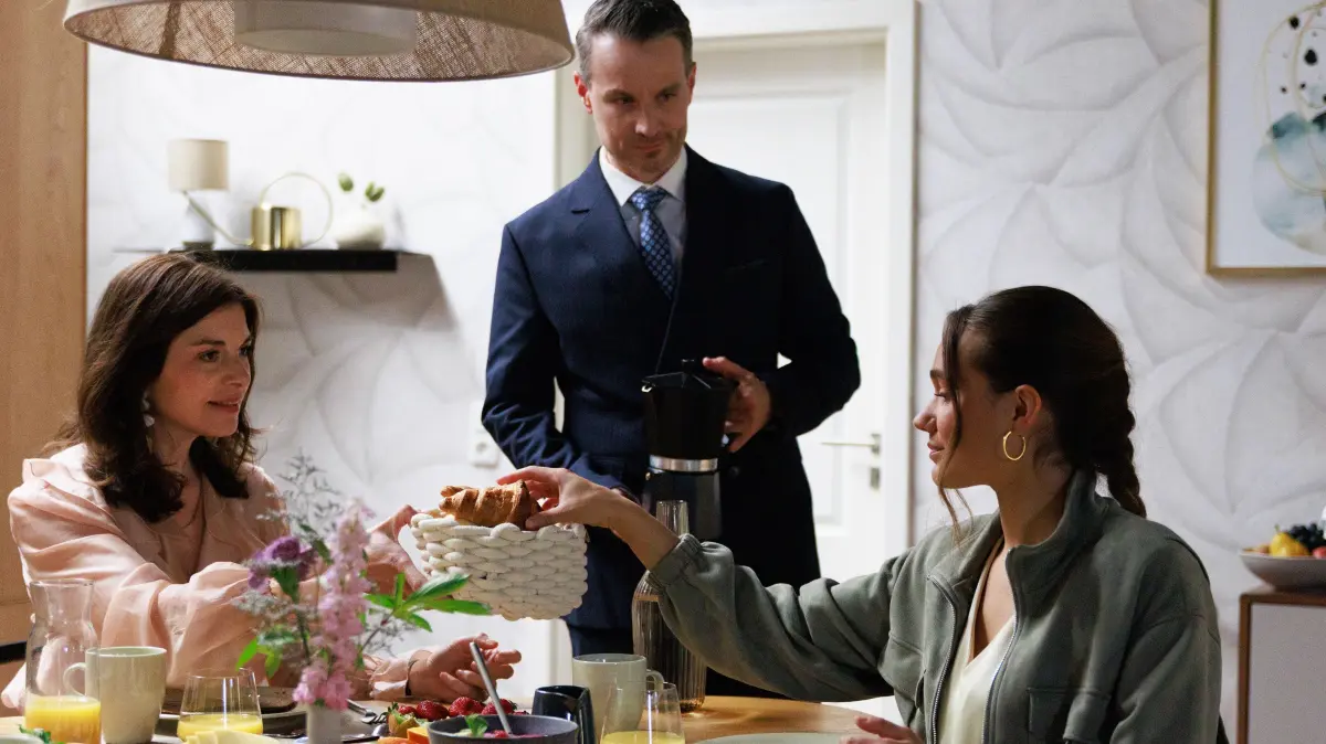 Gabriella Perez (Bianca Hein, l.) ist bemüht, ihren Fehler bei Joana Perez (Josephine Martz) wieder gut zu machen. In der Mitte Kilian Reichenbach (Marc Dumitru)