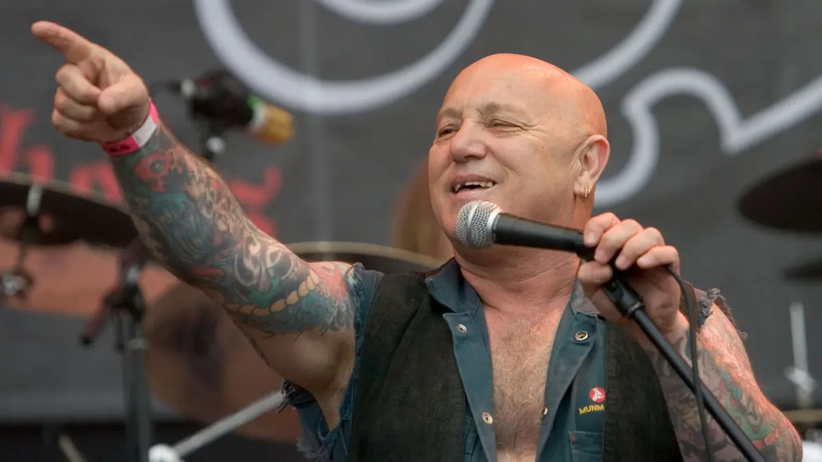 Angry Anderson: ARCHIV - 01.08.2007, Schleswig-Holstein, Wacken: Angry Anderson, Sänger der australischen Hardrock-Band "Rose Tattoo" bei seinem Auftritt am Donnerstag (02.08.2007) auf dem Festivalgelände des Wacken Open Air Festivals in Wacken. (zu dpa: «Rockband Rose Tattoo bricht Tour ab - Sänger im Krankenhaus») Foto: Friso Gentsch/dpa +++ dpa-Bildfunk +++