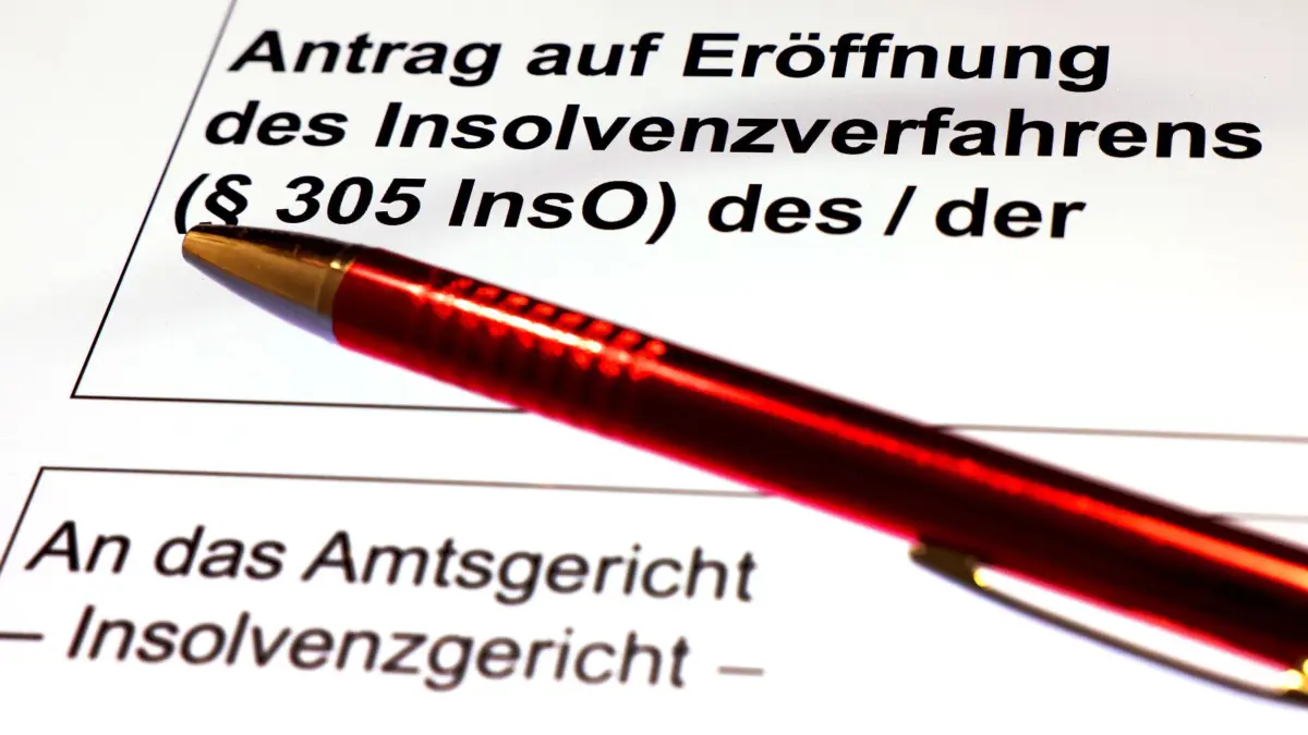 Jeden Werktag fast 15 Firmenpleiten in Bayern: ILLUSTRATION - 13.03.2024, Nordrhein-Westfalen, Köln: ILLUSTRATION - Ein Kugelschreiber liegt auf dem Formular für einen Insolvenzantrag. (zu dpa: «Etwas weniger Insolvenzen in Bayern») Foto: Oliver Berg/dpa +++ dpa-Bildfunk +++