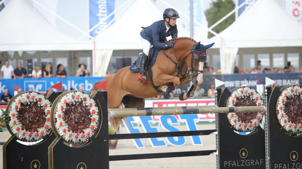 Michael Jung, hier vor zwei Wochen in Donaueschingen-Immenhöfe im Springparcours, startet jetzt bei der Heim-WM in der Aachener Soers.