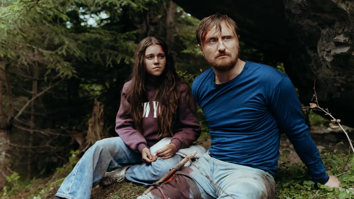 Die Flucht von Jenny Eder (Laurena Marisol Lehrich) hat für Mathias Baumgartner (Michael Kranz) schmerzhafte Folgen.