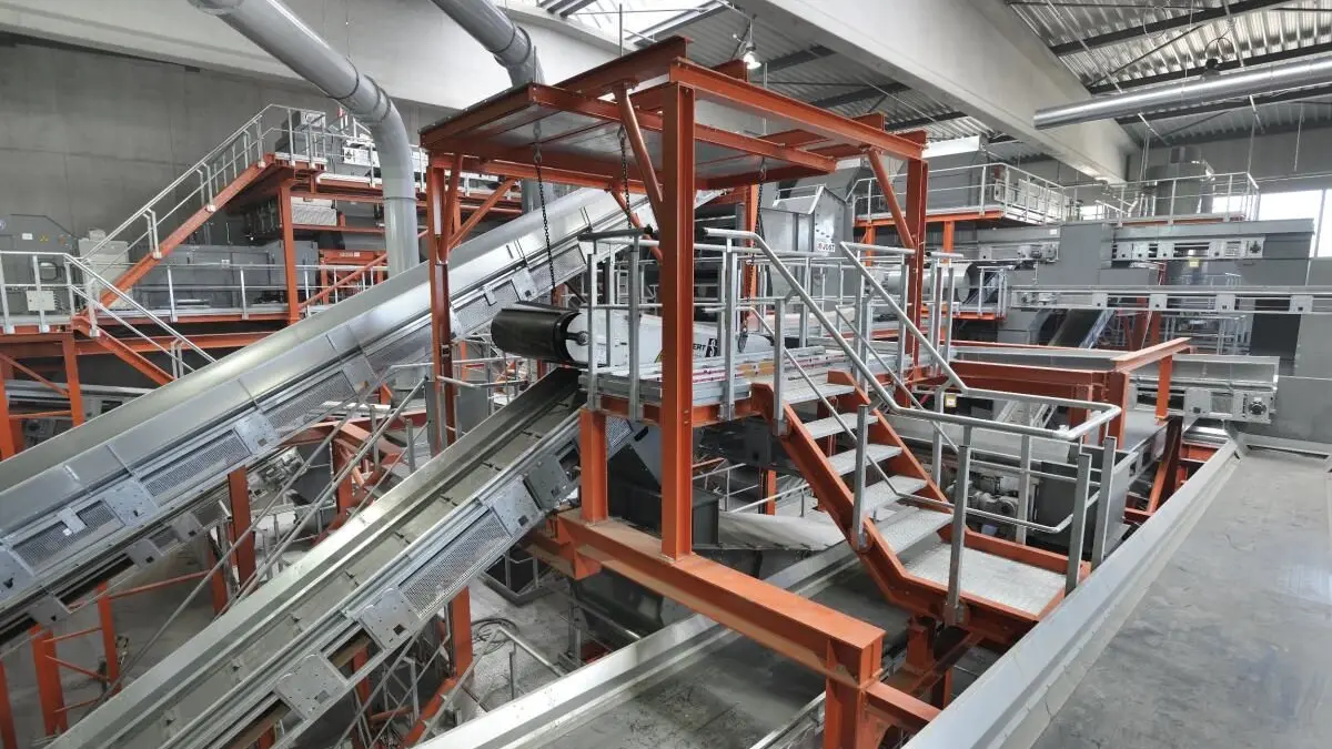 In einer solchen Anlage wird der bei Korn Recycling angelieferte Abfall sortiert.