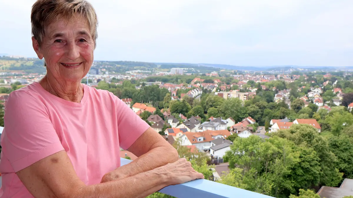 Roswitha Klecker auf ihrem Balkon. Ursprünglich stammt sie aus Rumänien, ist aber Deutsche. Trotzdem wurde sie in Deutschland oft als "Ausländerin" abgelehnt.