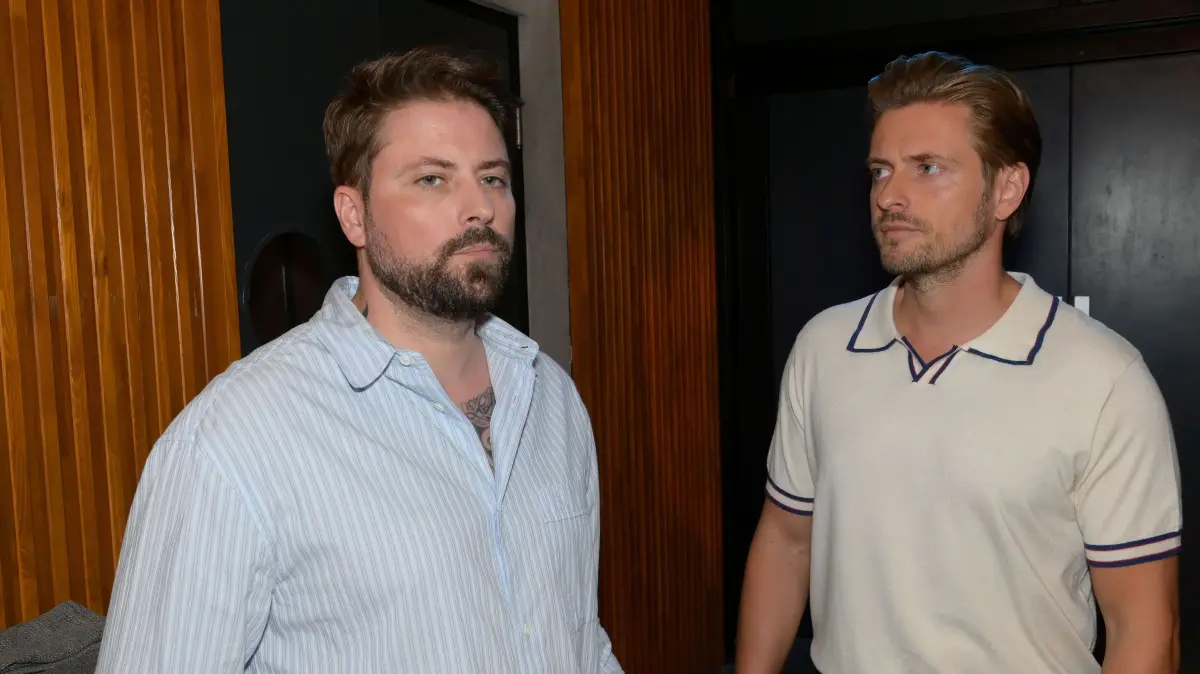 Philips (Jörn Schlönvoigt) neues Liebesglück stößt bei John (Felix von Jascheroff) auf Unverständnis. Er geht seinem Halbbruder daraufhin aus dem Weg.