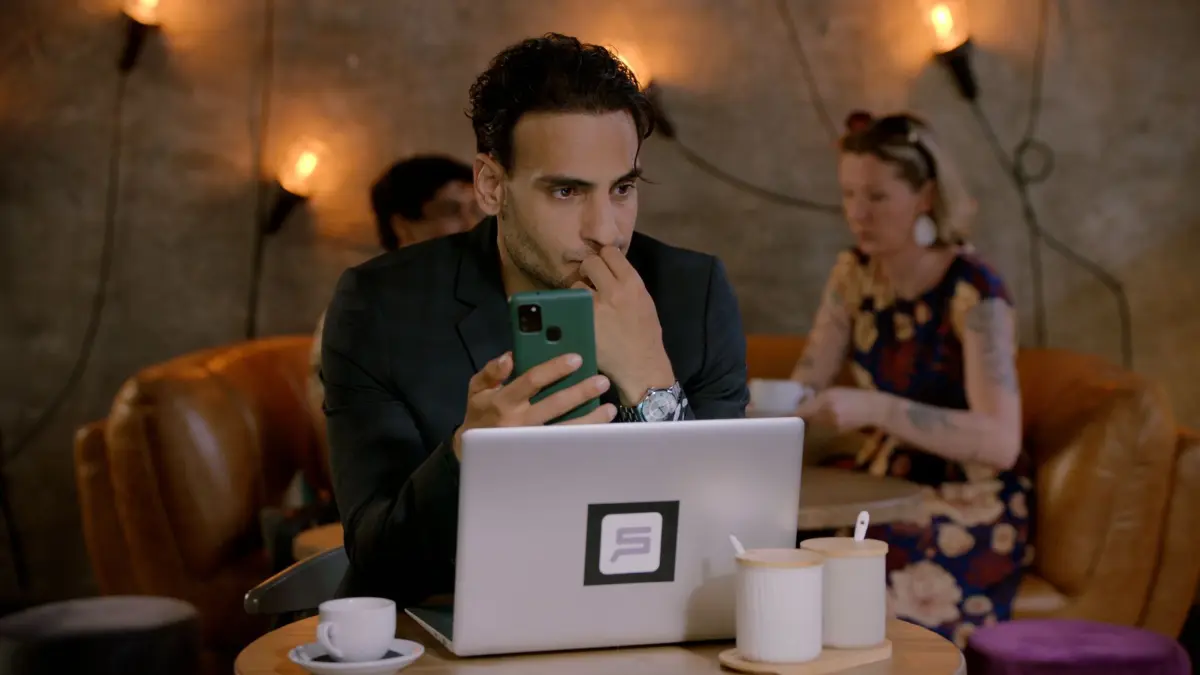 Nihat (Timur Ülker) geht wieder volles Risiko und betrügt seinen Arbeitgeber.