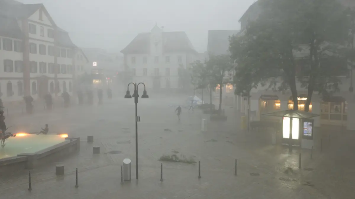 Ehingen, Unwetter mit Starkregen und Windböen zieht über die Region: Ehingen, Unwetter am 11. Juni 2018 - mit Starkregen und Windböen zieht über die Region - hier Ehingen am Marktplatz
