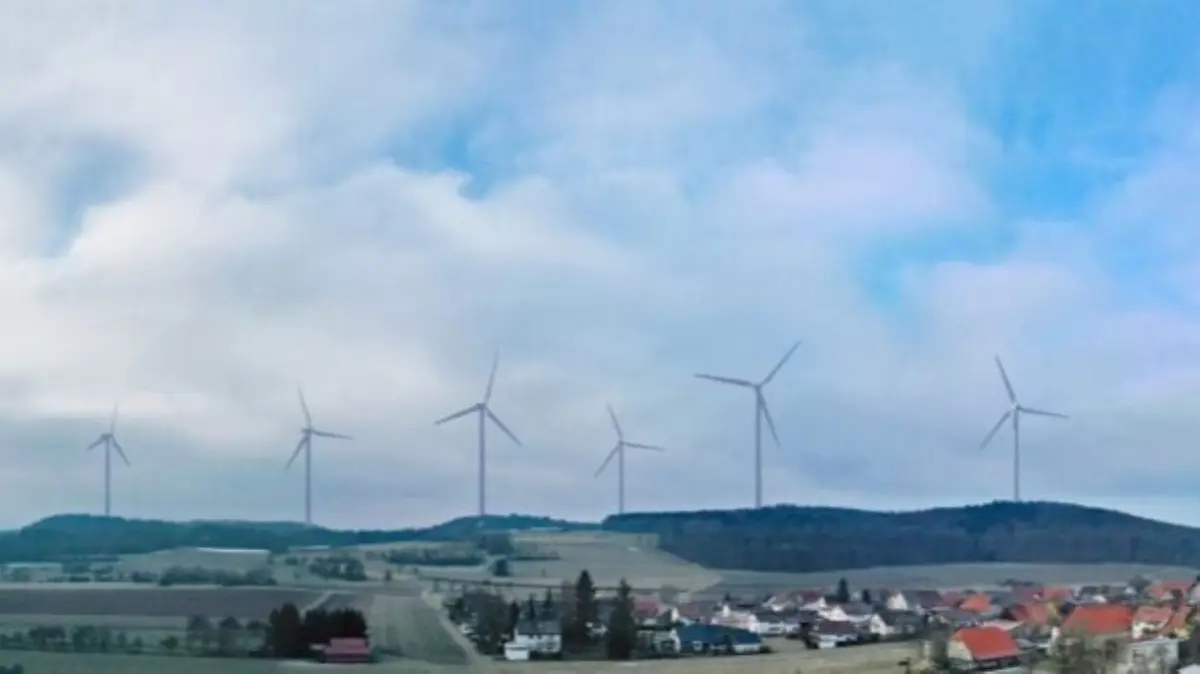 Diesen Anblick wollte die Ohnastetter Bürgerinitiative verhindern. Die Darstellung stellt noch eine mögliche Ausgestaltung auf Grundlage der Präsentation vom November 2025 dar. Mittlerweile sind in dem Gebiet noch fünf (vier auf gemeindeeigenen Flächen, eins auf dem Grund von Forst BW) von sechs Windrädern geplant. Der genaue Standort steht noch nicht fest.