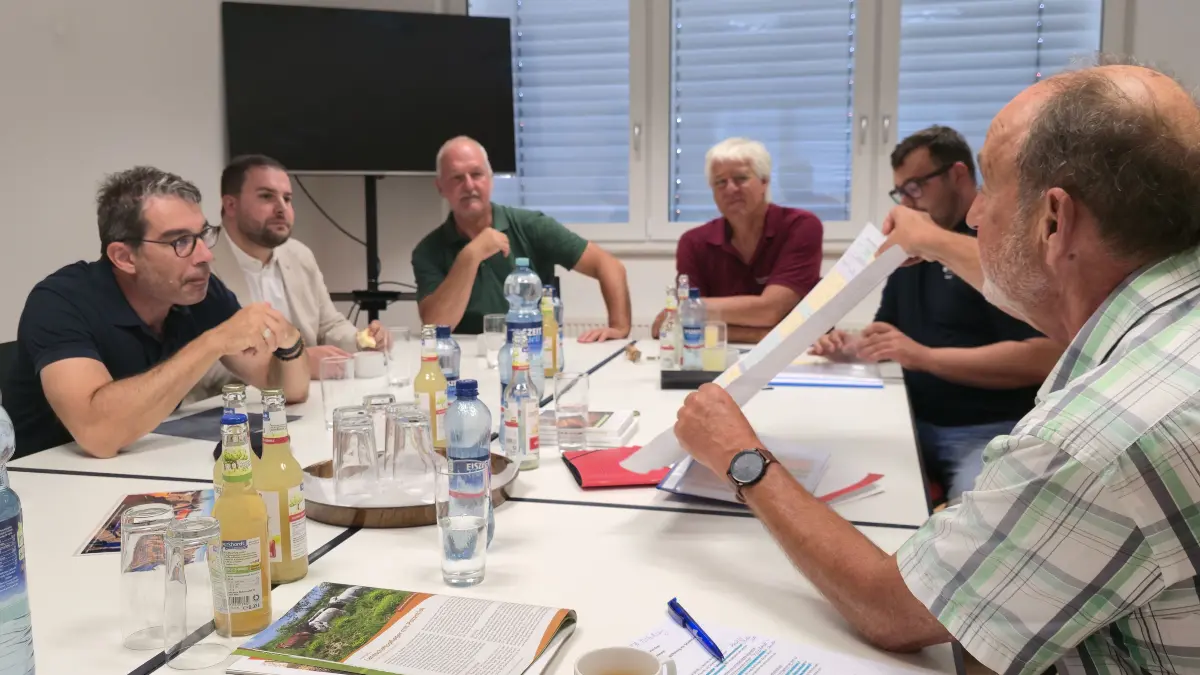 Staatssekretär Andre Baumann (links) vom Umweltministerium hat im Dorfgemeinschaftshaus von Blaubeuren-Sonderbuch unter anderem Einzelheiten zu geplanten Maßnahmen des Bündnisses für Artenvielfalt von Wolfgang Wohnhas (rechts) erfahren.