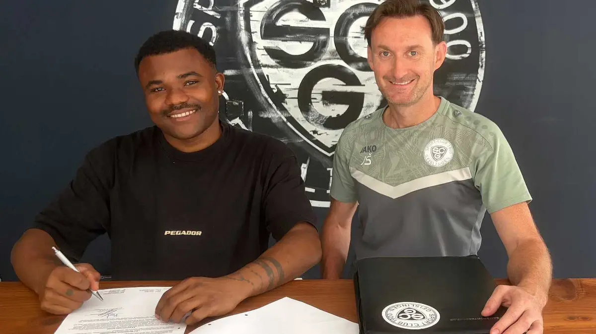 Fußball-Landesligist verpflichtet Oberliga-erfahrenen Spieler: Kelecti Nkem (links) bei der Vertragsunterzeichnung. Rechts SC-Sportchef Jasko Suvalic.
