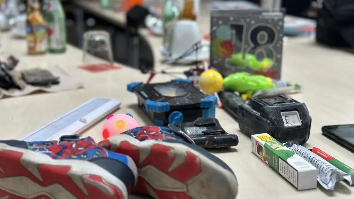 Schuhe, die bei jedem Schritt leuchten, ein blickender Ball, ein Hubschrauber, kabellose Lampen, E-Zigaretten, singende Grußkarten sind nur einige Gegenstände, die Korn Recycling in ihrer Anlage aussortiert hat. Denn aufgrund deren verbauten Akkus geht von ihnen Brandgefahr aus.