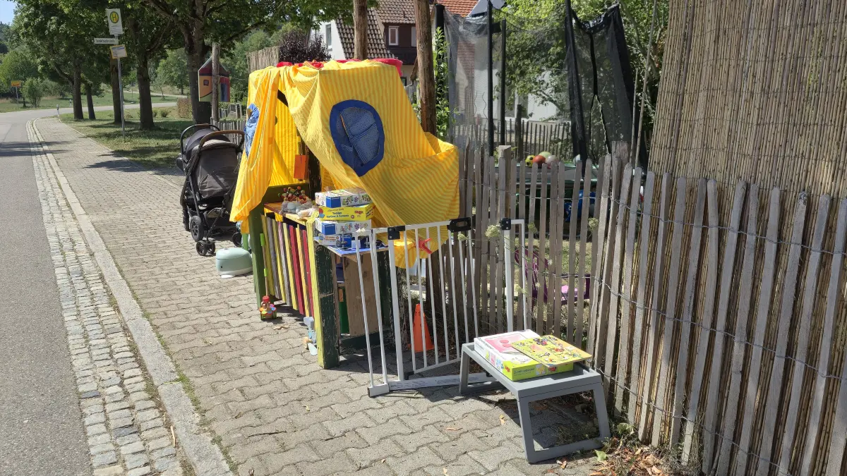 Ein Kinderzelt zum Aufhängen wirkt im Blausteiner Teilort Wippingen wie eine Blitzer-Attrappe.