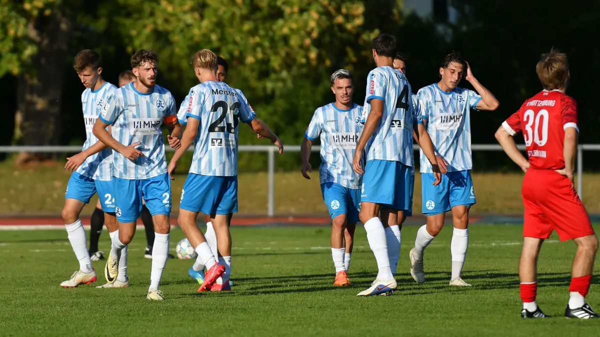 FC Rottenburg vs. SV Stuttgarter Kickers ,Fussball, WFV-Pokal, Gruppe 3, 3. Runde, Wuerttemberg, Saison 2026/2027, 11.08.2026: die Stuttgarter haben gerade das 4:0 erzielt
FC Rottenburg vs. SV Stuttgarter Kickers ,Fussball, WFV-Pokal, Gruppe 3, 3. Runde, Wuerttemberg, Saison 2026/2027, 11.08.2026,
Foto: Eibner-Pressefoto/Ralph Kunze