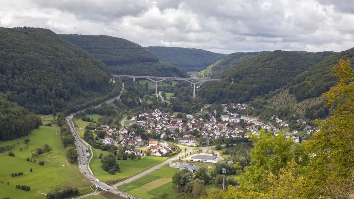 Blick von der Kreuzkapelle Gosbach Richtung Mühlhausen und Filstalbrücke (Archivbild).