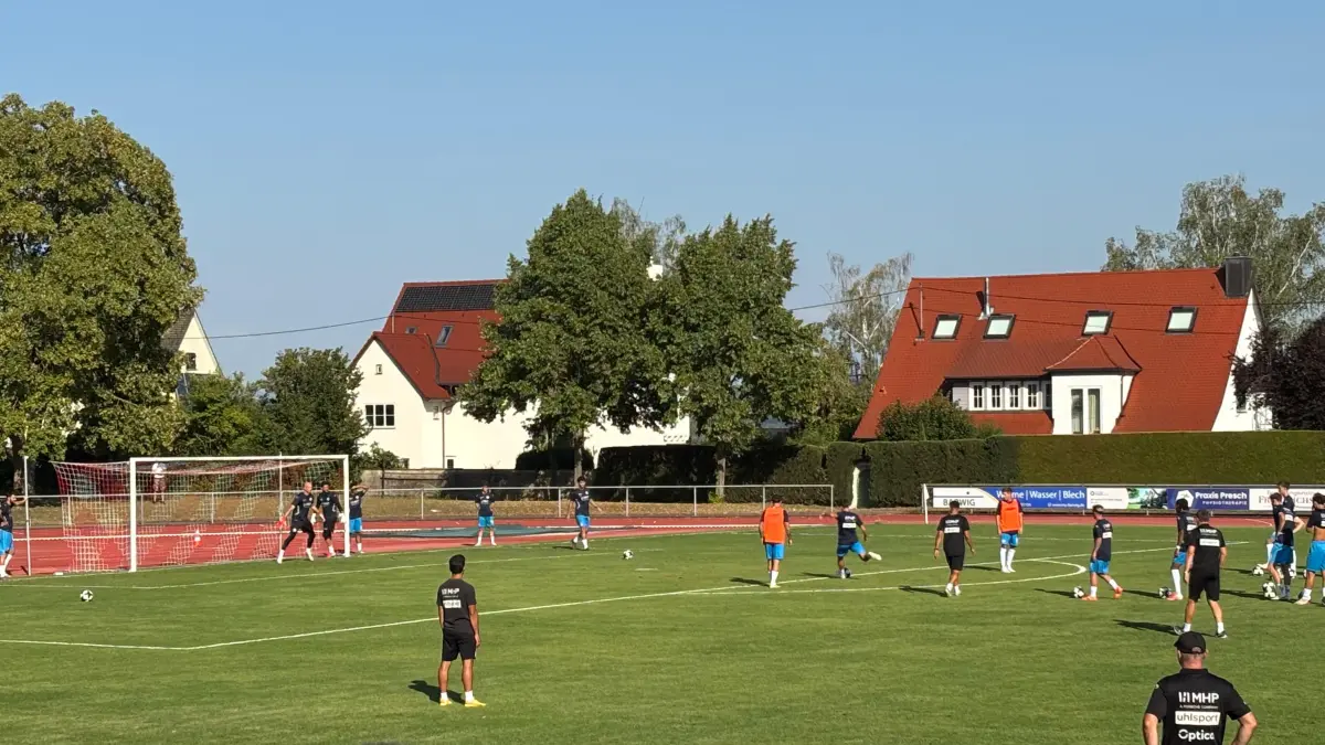 Die Stuttgarter Kickers beim Torschuss vor dem Spiel.