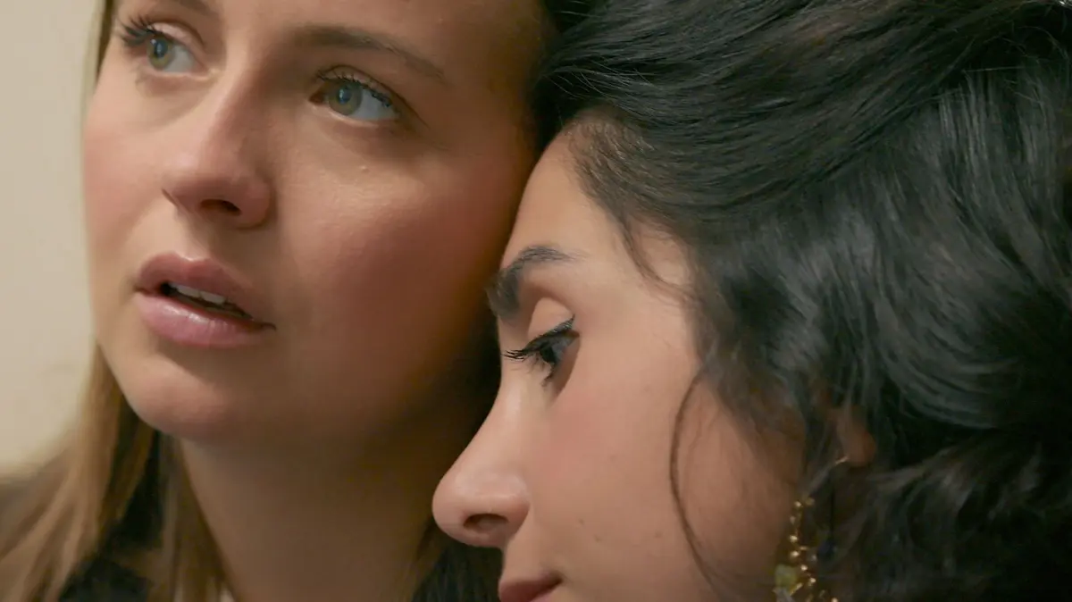 Lucie Ziegler (Julia Wiedemann, l.) wagt nicht zu hoffen, dass sie wirklich wieder gehen könnte. Rechts Leyla Öztürk (Suri Abbassi)