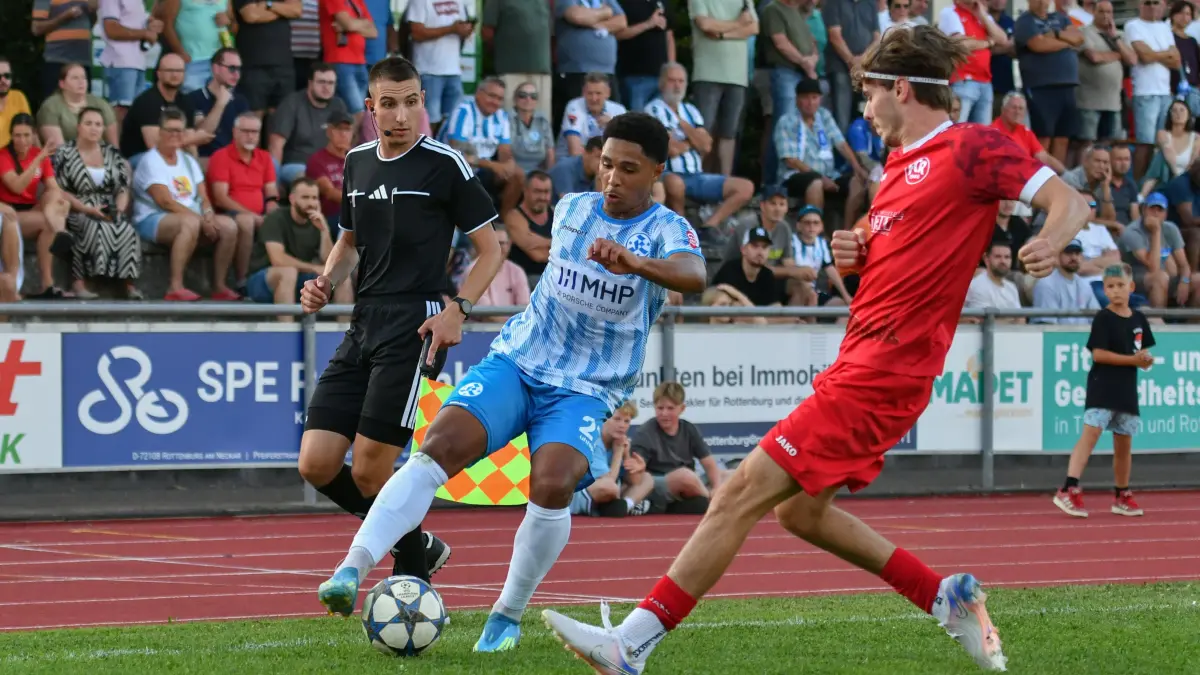 FC Rottenburg vs. SV Stuttgarter Kickers ,Fussball, WFV-Pokal, Gruppe 3, 3. Runde, Wuerttemberg, Saison 2026/2027, 11.08.2026: David Udogu (SV Stuttgarter Kickers, #27), Raphael Langer (FC Rottenburg, #03)
FC Rottenburg vs. SV Stuttgarter Kickers ,Fussball, WFV-Pokal, Gruppe 3, 3. Runde, Wuerttemberg, Saison 2026/2027, 11.08.2026,
Foto: Eibner-Pressefoto/Ralph Kunze