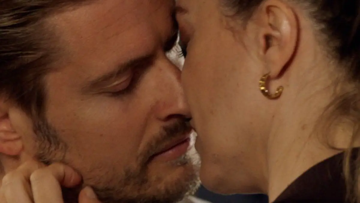 Philip (Jörn Schlönvoigt) und Jessica (Nina Ensmann) feiern ihr Liebes-Comeback bei GZSZ.