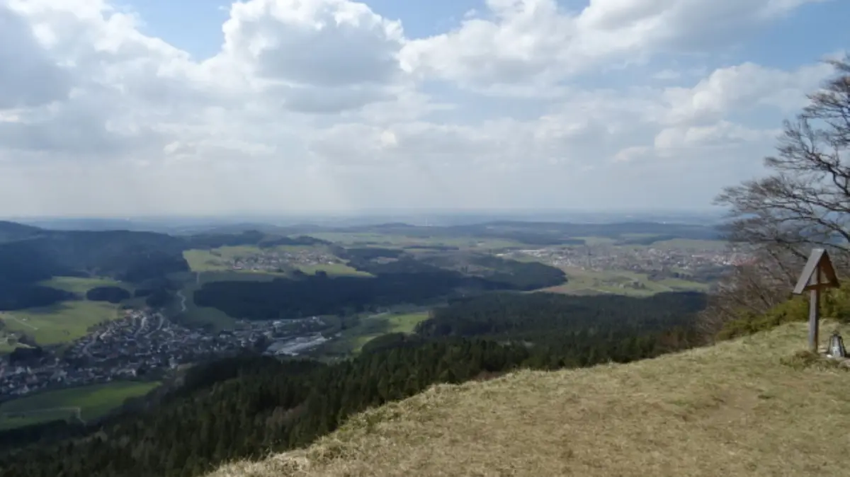 Wer den Aufstieg geschafft hat, wird mit diesem Blick vom Plettenberg auf Ratshausen belohnt.