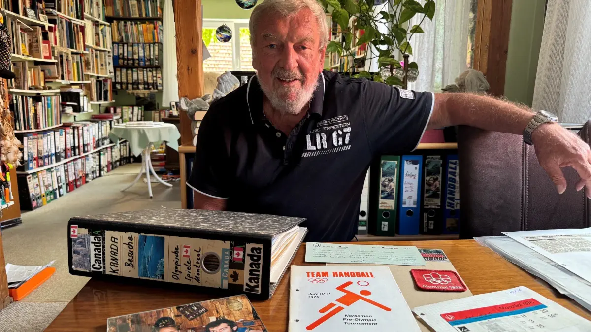 Der ehemalige Handball-Bezirkslehrwart Wolfgang Joppich in seiner Reise-Bibliothek in Göppingen-St. Gotthardt .
