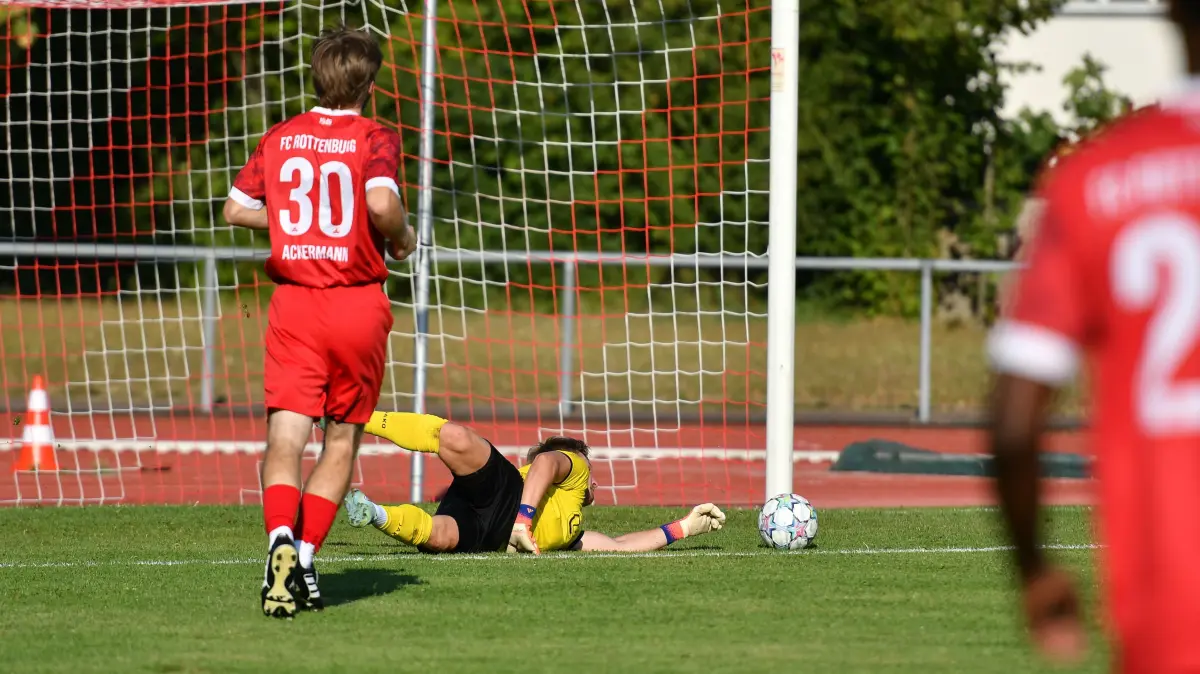 FC Rottenburg vs. SV Stuttgarter Kickers ,Fussball, WFV-Pokal, Gruppe 3, 3. Runde, Wuerttemberg, Saison 2026/2027, 11.08.2026: den ersten Schuss kann Julian Haefner (FC Rottenburg, #26) noch abwehren, der Nachschuss von David Stojak (SV Stuttgarter Kickers, #29) ist aber im Tor, links Maxime Ackermann (FC Rottenburg, #30)
FC Rottenburg vs. SV Stuttgarter Kickers ,Fussball, WFV-Pokal, Gruppe 3, 3. Runde, Wuerttemberg, Saison 2026/2027, 11.08.2026,
Foto: Eibner-Pressefoto/Ralph Kunze