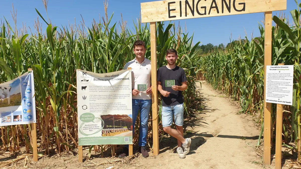 Silas Stolz (organisiert mehrere Maislabyrinthe in BW) (rechts) und Lukas Rösch (Landwirt aus Wangen) vor dem Maislabyrinth zwischen Uhingen und Sparwiesen