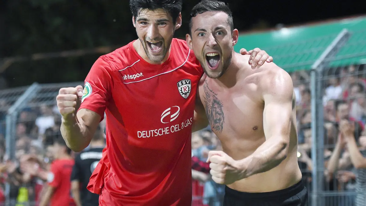 Fussball DFB Pokal 1. Runde 15/16: SSV Reutlingen - Karlsruher SC: Vorsicht: Dieses Foto ist möglicherweise nur für den einstigen Verlag Schwäbisches Tagblatt verwendbar. Fussball DFB Pokal 2014/2015 1. Runde 08.08.2015
SSV Reutlingen - Karlsruher SC
SCHLUSSJUBEL SSV Reutlingen; Daniel Schachtschneider (li) umarmt Daniel Seemann
FOTO: Pressefoto ULMER/Markus Ulmer
xxNOxMODELxRELEASExx