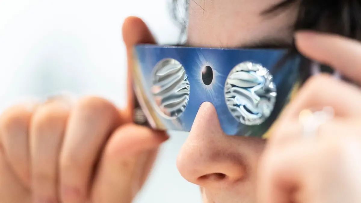 Sonnenfinsternis bestaunen? Aber bitte nur mit einer speziellen Schutzbrille!