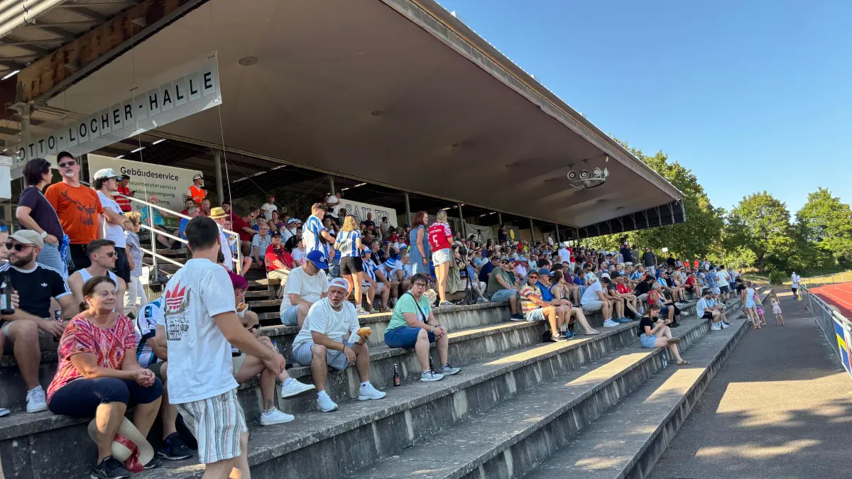 Das Rottenburger Hohenberg-Stadion ist schon gut gefüllt.