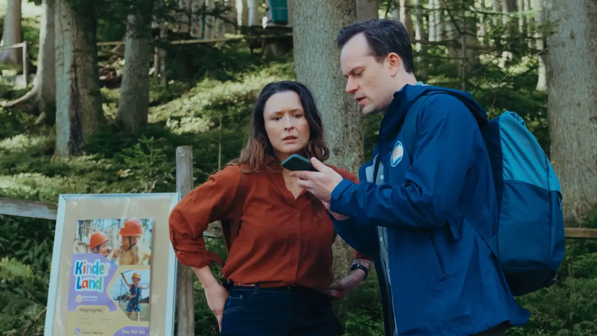 Moritz wurde noch nicht gefunden. Ungeduldig warten Susanne Schmidt (Bella Krieger) und Basti Kraus (Florian Bartholomäi) auf Nachricht der Bergrettung.