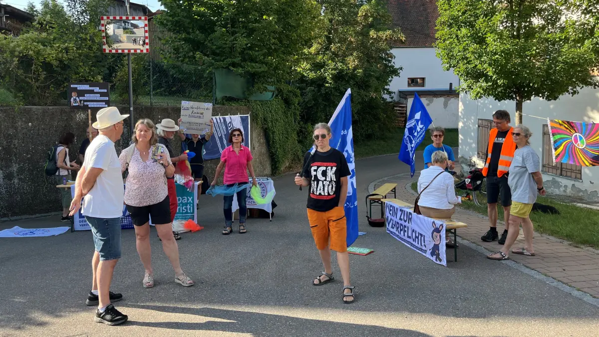 Rund 14 Menschen demonstrierten am Dienstagmorgen gegen die Ferienfreizeit mit der Bundeswehr in Kellmünz.