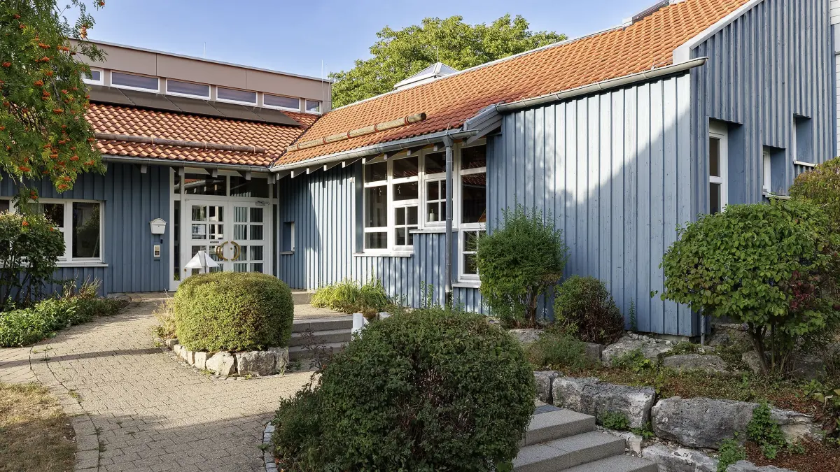 Außenansicht des Gemeindekindergartens Villa Farbenfroh in Böhmenkirch.
