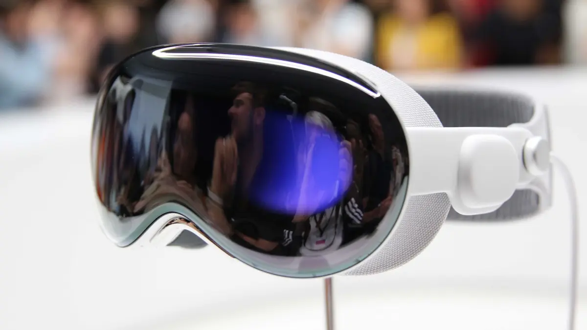 Apple Vision Pro: ARCHIV - 05.06.2023, USA, Cupertino: Medienvertreter und Blogger umlagern die Computerbrille Apple Vision Pro, die im Steve Jobs Theater auf dem Apple-Firmencampus in Cupertino ausgestellt wird. Bislang hat die Datenbrille nicht die hohen Erwartungen erfüllt. (zu dpa: «Apple-Datenbrille: Flop im Wohnzimmer - Siegeszug im OP-Saal») Foto: Christoph Dernbach/dpa +++ dpa-Bildfunk +++