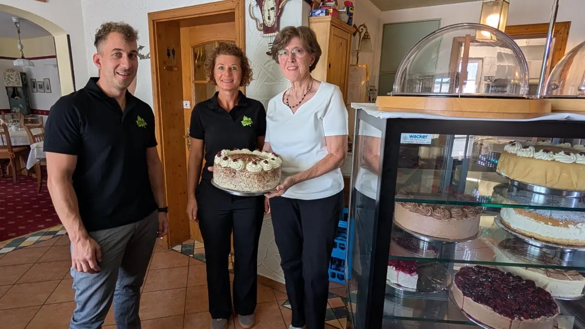 Aico Horn übernimmt das Rottenburger Café Prinz Carl: (von links) Aico Horn, Betriebsleiterin Lene Brunnenmüller und die bisherige Eigentümerin Heidrun Vetter.