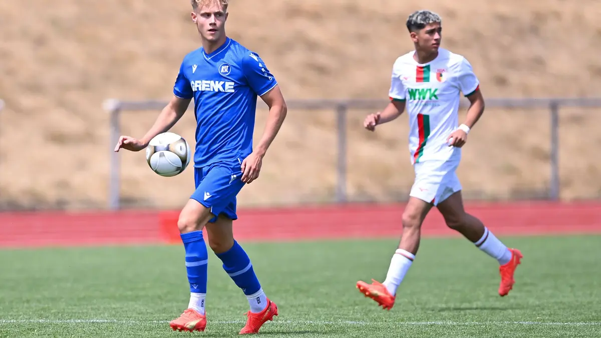 Fussball Bitzer Cup A - Junioren 2023 : Fussball Fussball Bitzer Cup A - Junioren 2023 2023 09.07.2023
Karlsruher SC - FC Augsburg
Ex TuS Ergenzinger Spieler, Luis Dettling (li, Karlsruher SC)
FOTO: Pressefoto ULMER / Markus Ulmer
xxNOxMODELxRELEASExx