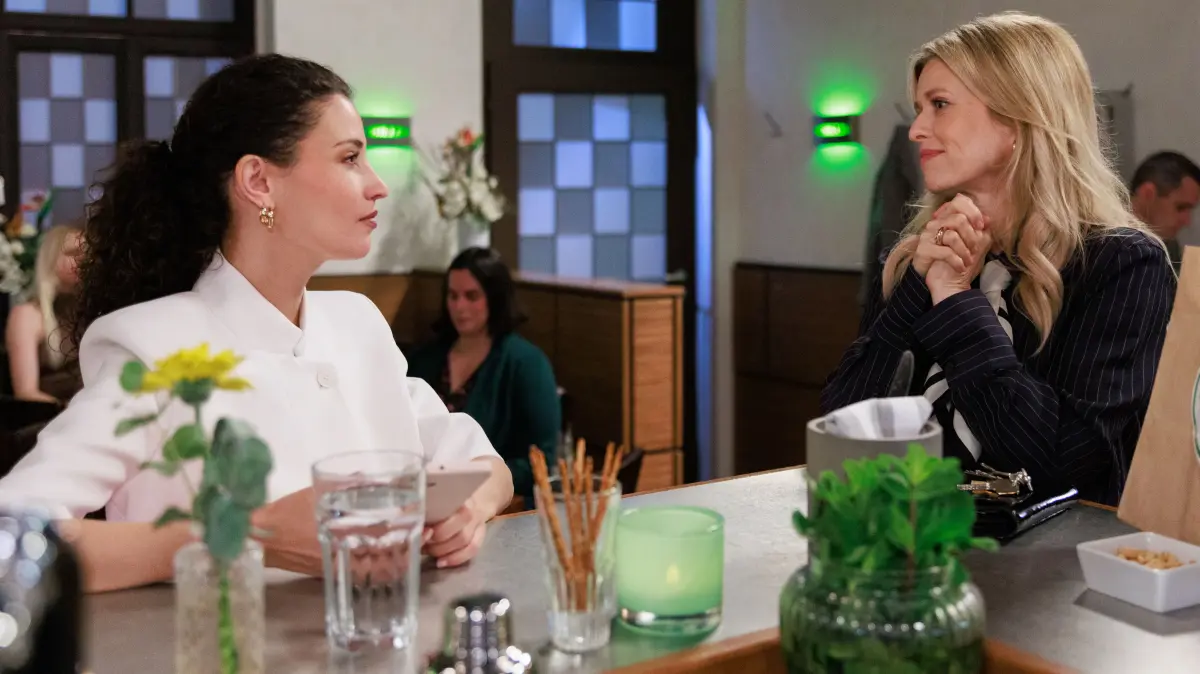 Naomi (Nadine Menz, l.) will die Sache mit Patrizia (Miriam Lahnstein) wieder geradebiegen (Bild aus Folge 7934)