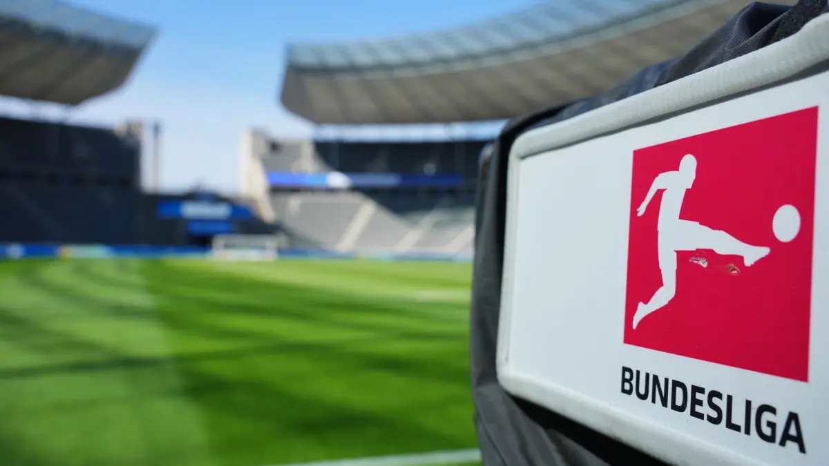 Fußball-Bundesliga: ARCHIV - 22.04.2023, Berlin: Fußball: Bundesliga, Hertha BSC - Werder Bremen, 29. Spieltag, Olympiastadion, eine TV-Kamera mit dem Bundesliga-Logo steht vor dem Spiel hinter dem Tor in der Ostkurve. Die erste Saison der neuen TV-Verträge ist beendet. (zu dpa: «Kartellamt: Grundsätzlich keine Bedenken gegen 50+1-Regel») Foto: Soeren Stache/dpa +++ dpa-Bildfunk +++
