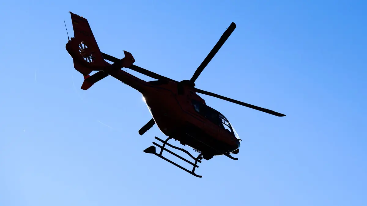 Rettungshubschrauber: ARCHIV - 11.09.2025, Niedersachsen, Pattensen: Ein Rettungshubschrauber der Luftrettung. (Symbolbild) (zu dpa: «Kollision mit Transporter: Motorradfahrer schwer verletzt») Foto: Julian Stratenschulte/dpa +++ dpa-Bildfunk +++