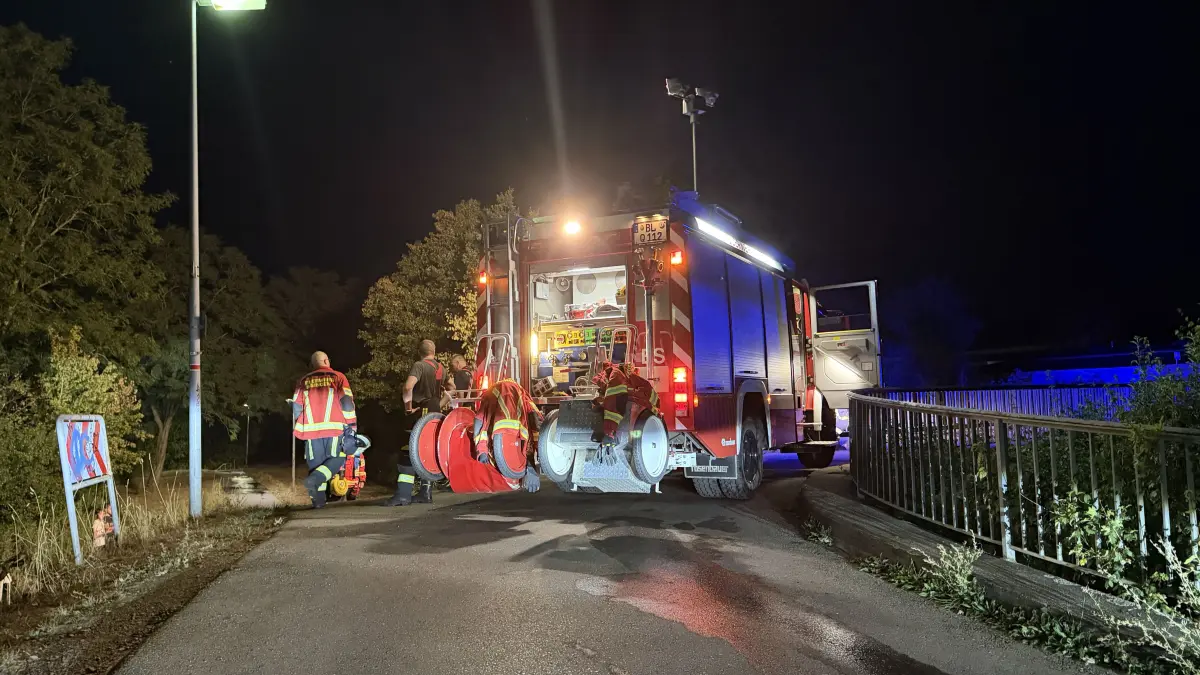 Einen kleineren Einsatz hat die Feuerwehr Bisingen am Mittwochabend in Steinhofen bei der Brücke über die Bahnlinie absolviert.