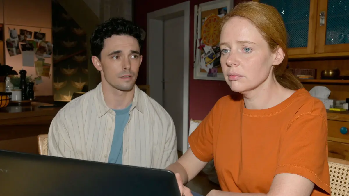 Toni (Olivia Marei) hadert bei Luis (Marc Weinmann), ob sie mehr über ihre leiblichen Eltern erfahren will.