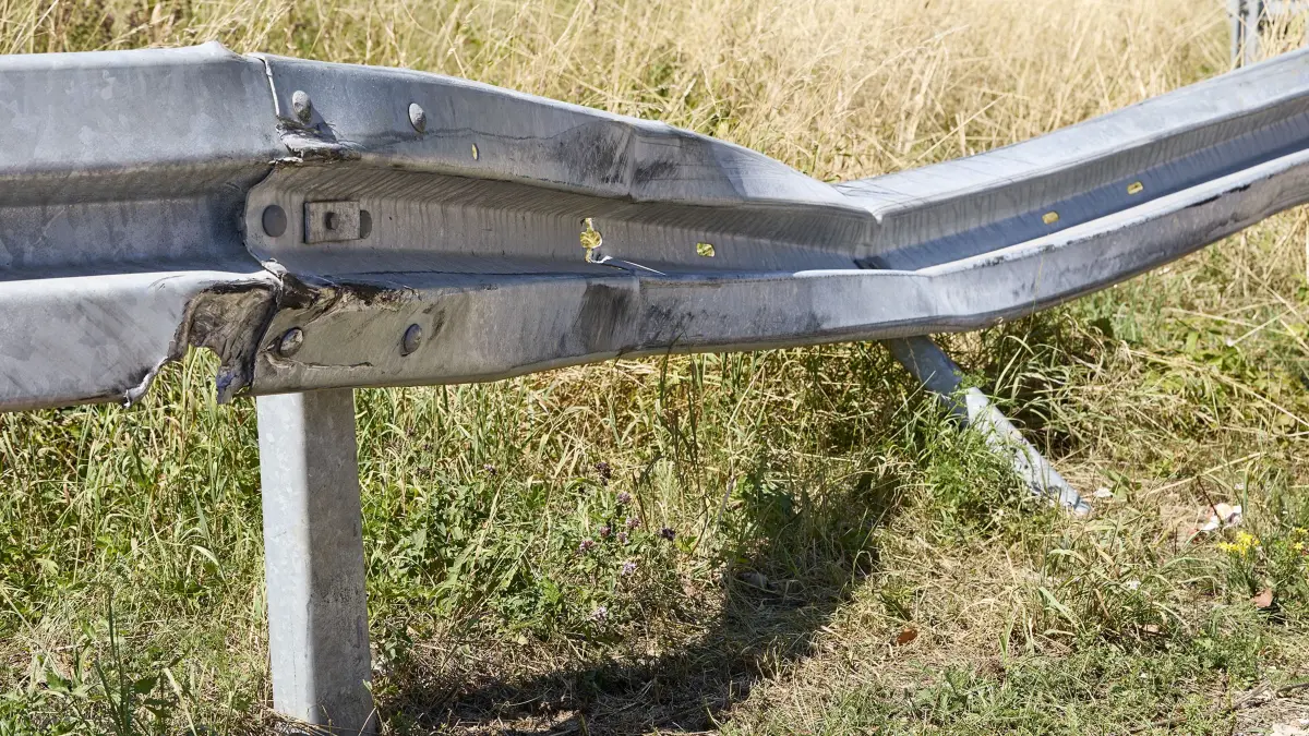 Wegen den Sanierungsarbeiten an der Geislinger Steige ist momentan auch der zur Steige parallel verlaufende Radweg zwischen Straub Mühle und Amstetten gesperrt. Autofahrer und sogar LKWs halten sich nicht an die Sperrung des Radweges nutzen diesen verbotswidrig als Abkürzung und verursachen dadurch teils massive Schäden an Leitplanken, Betonsockeln und Geländern.
