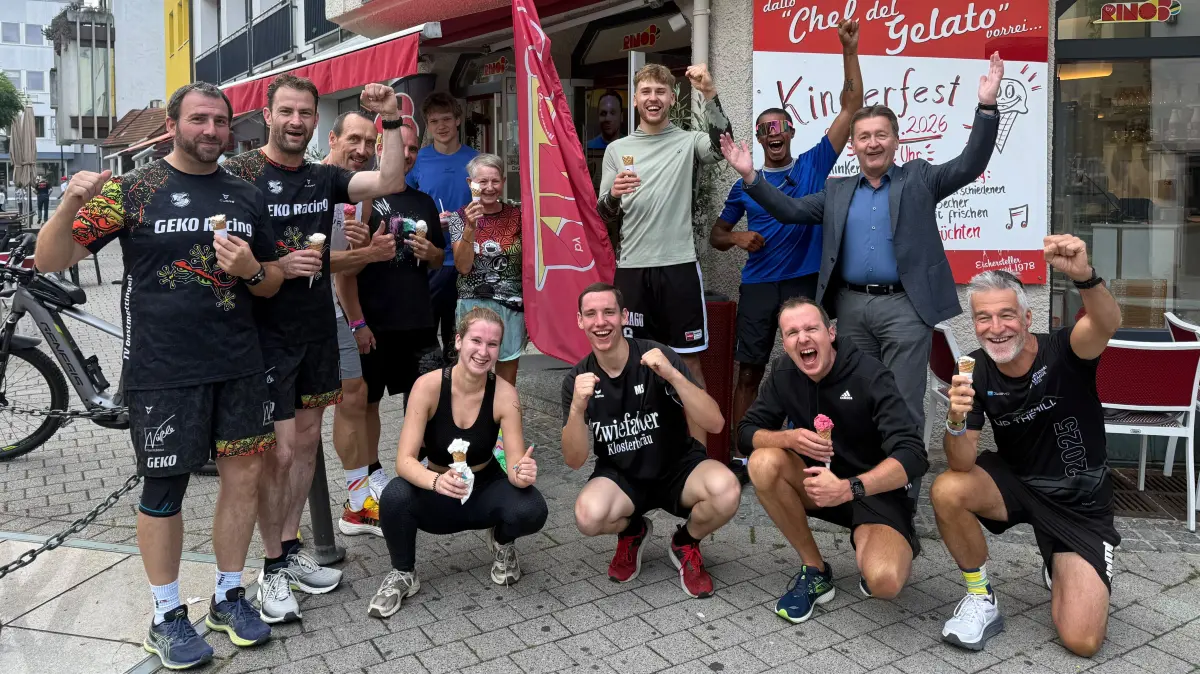 Max Schneider und Anthony Bombale haben das "Running Team Albstadt" ins Leben gerufen. Auch Oberbürgermeister Roland Tralmer zeigte sich begeistert, was es Neues in der Stadt gibt.