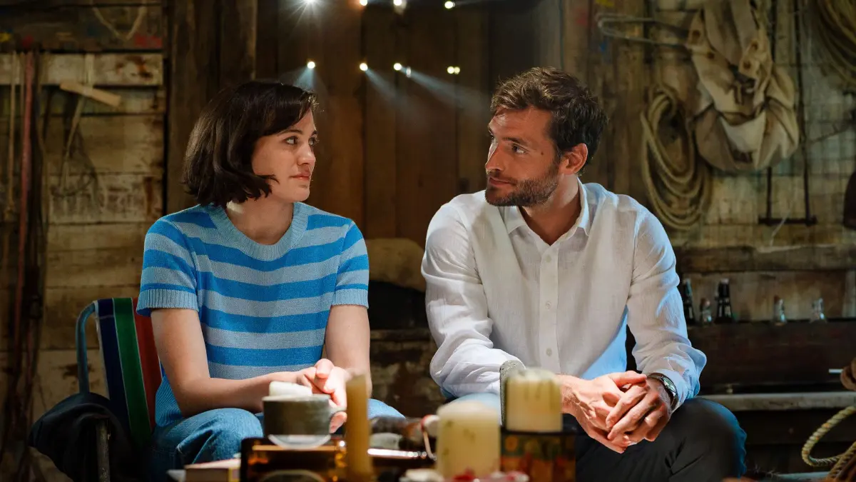 Gefangen in einer alten Fischerhütte müssen sich Clare Ridley (Milena Straube) und Josh Harding (Vinzenz Wagner) ihrer Vergangenheit stellen.